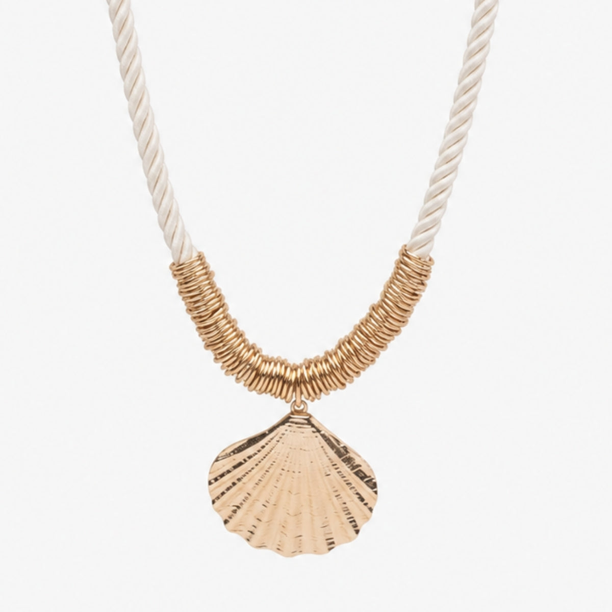 Collier cordons gros coquillage