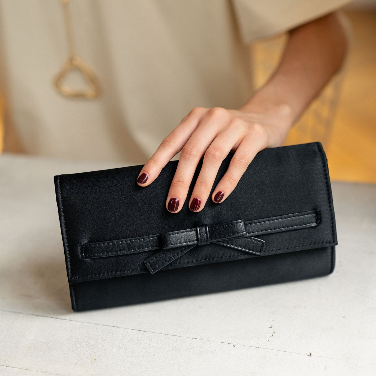 Pochette noire bi matière avec nœud décoratif