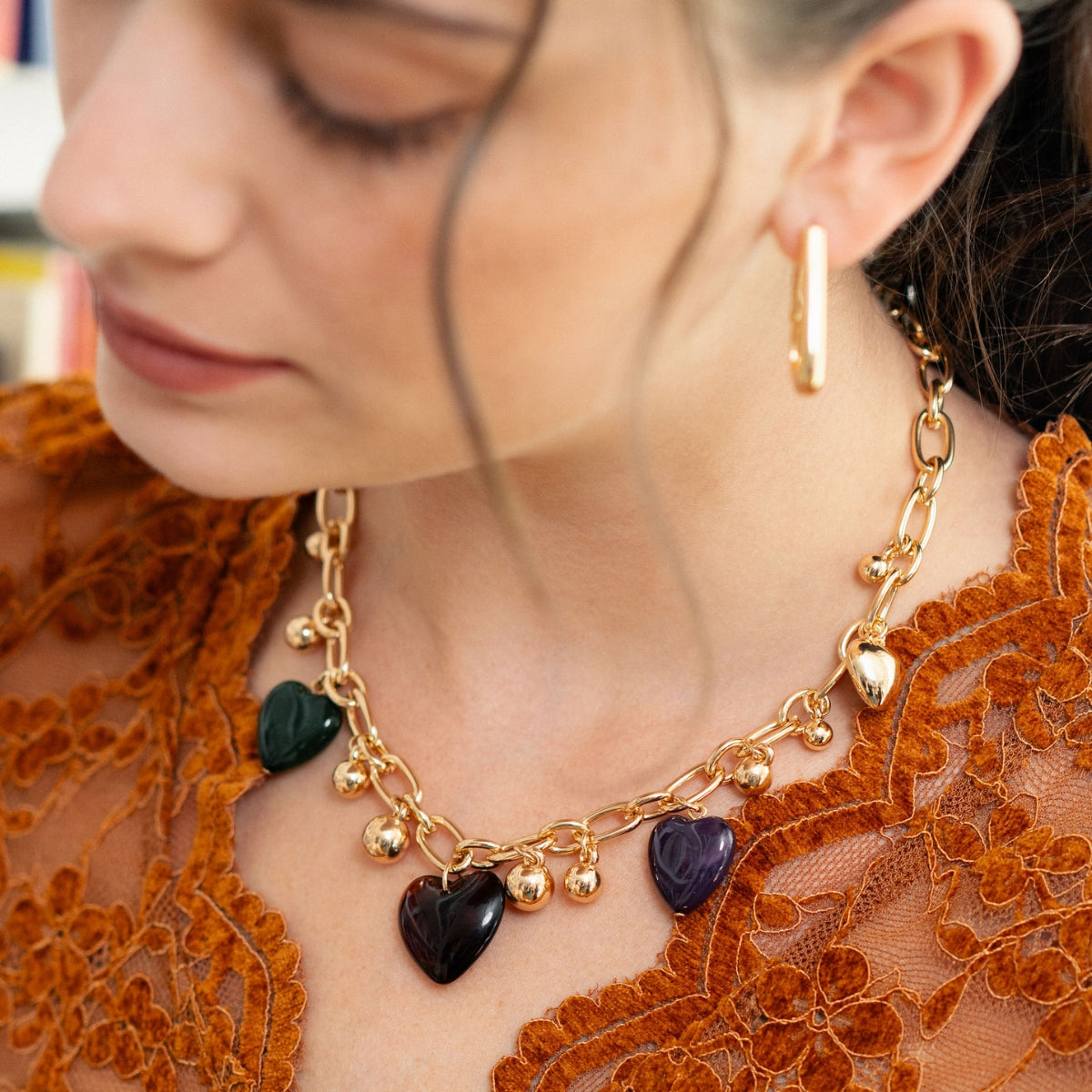 Collier chaîne à pendentifs cœurs en résine violets, marron et verts