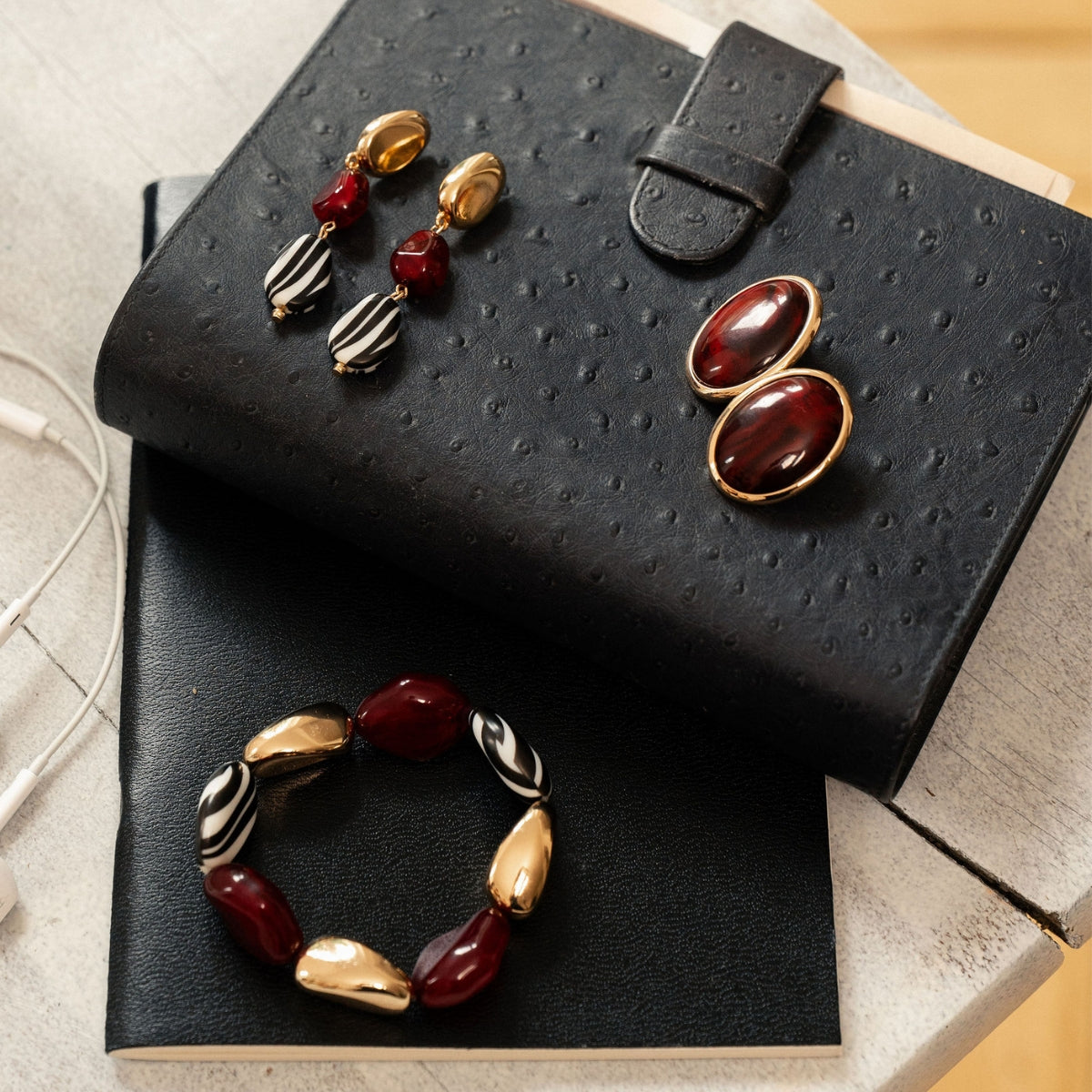 Bracelet perles zébrées, bordeaux et doré