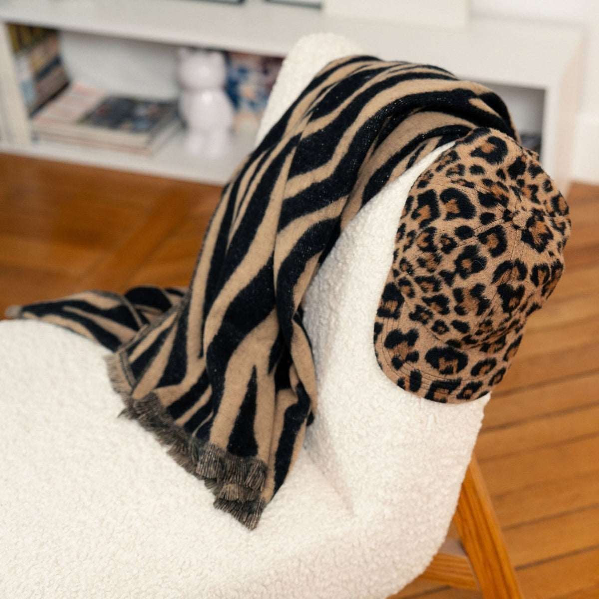 Echarpe motif zèbre beige et noir