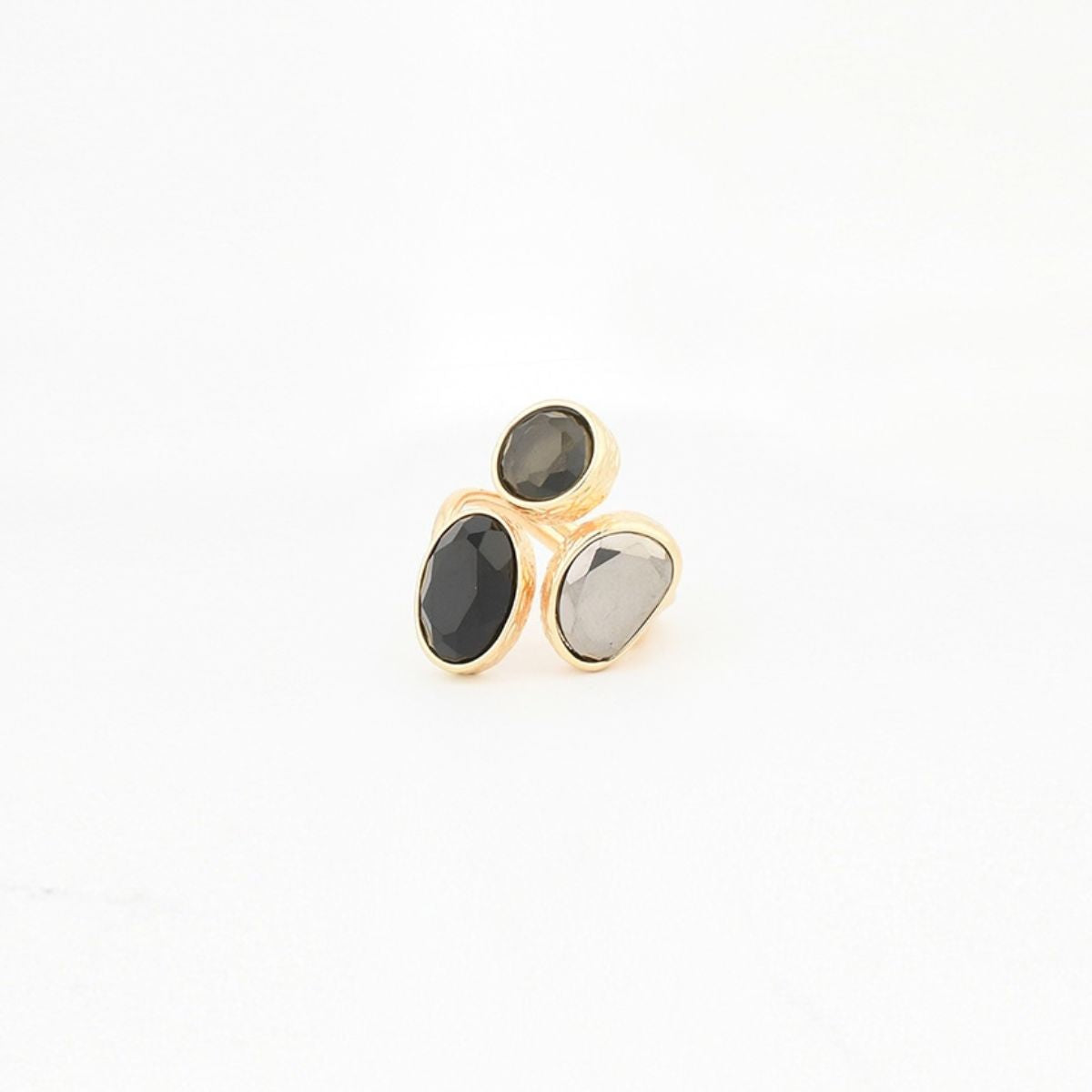 Bague 3 cabochons à facettes gris et noirs