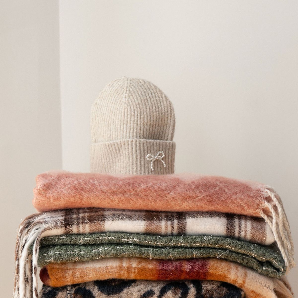 Bonnet en maille beige avec nœud