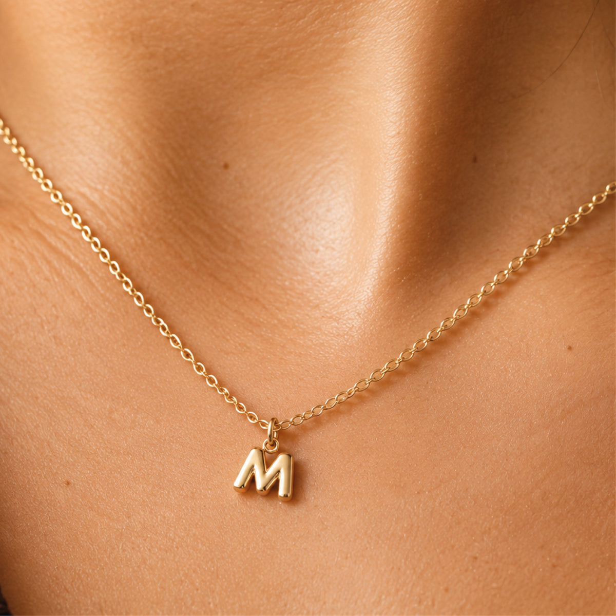 Collier à pendentif lettre M acier inoxydable