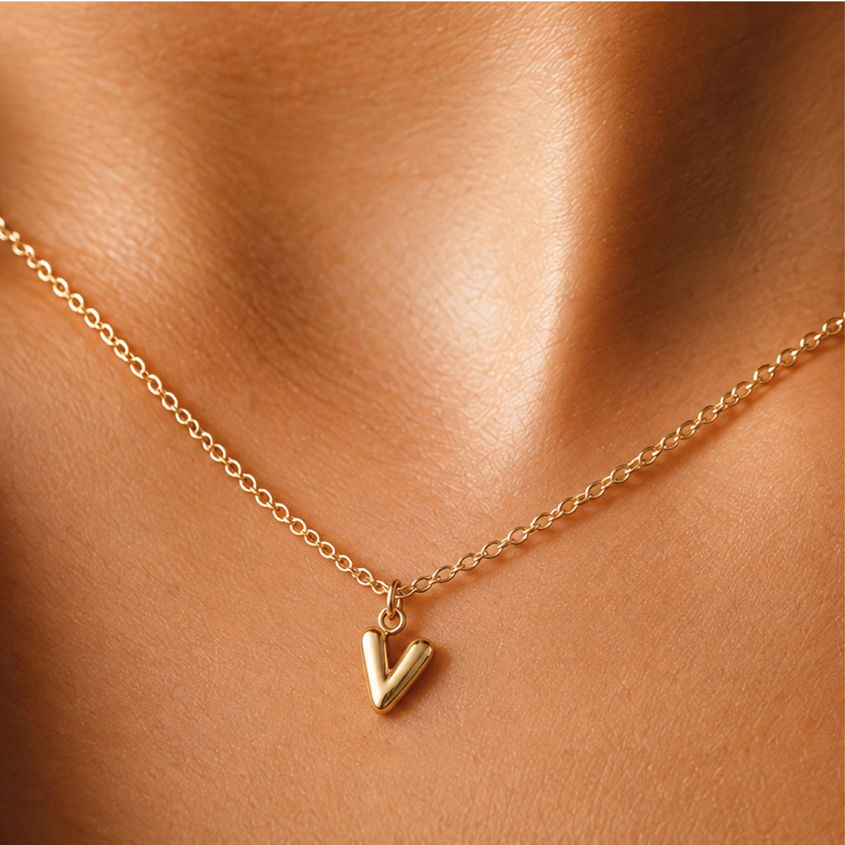 Collier à pendentif lettre V acier inoxydable